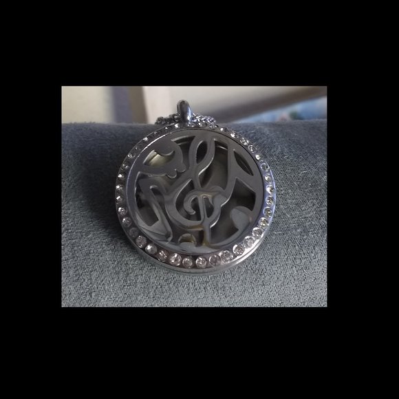New: Aromatherapy Music Motif Necklace - Picture 4 of 6